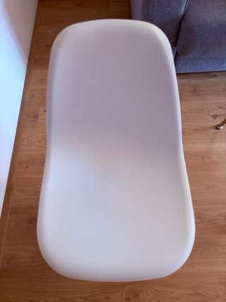 Mesa cristal roja y 2 sillas blancas
