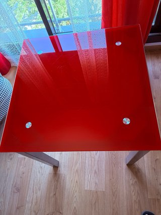 Mesa cristal roja y 2 sillas blancas