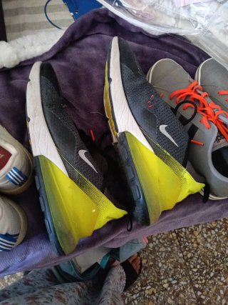 Zapatillas Adidas Grises con Cordones Naranja