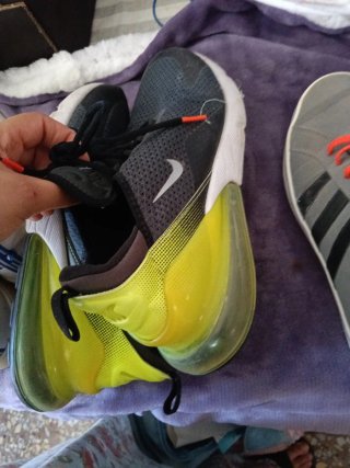 Zapatillas Adidas Grises con Cordones Naranja