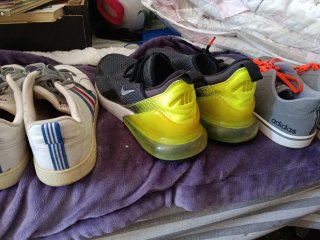 Zapatillas Adidas Grises con Cordones Naranja
