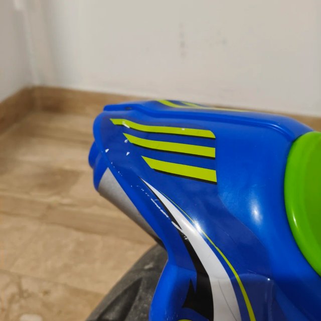 INJUSA - Moto Cancelli Tundra Tornado Colore Blu e Verde con Decorazione Permanente e Impermeabile Ruote larghe in Plastica e Maniglia di Trasporto per i Genitori Consigliato Bambini 18 Mesi