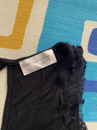 Camiseta negra con encaje de Zara