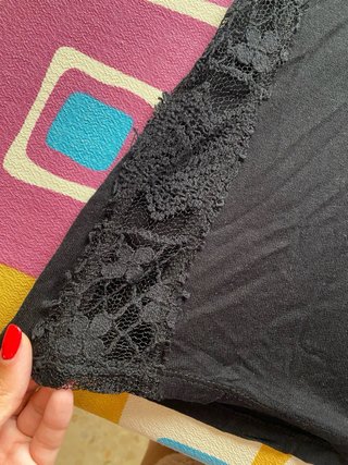 Camiseta negra con encaje de Zara