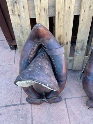 Collerones antiguos de cuero