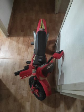 Moto de Juguete Roja y Negra