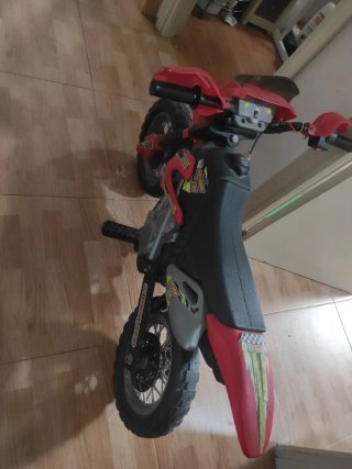 Moto de Juguete Roja y Negra