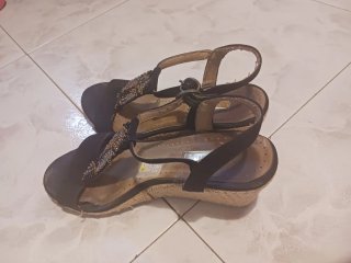 Sandalias CORINA tacón negras y doradas