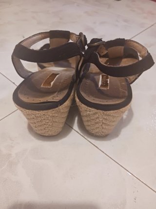 Sandalias CORINA tacón negras y doradas