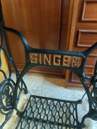 Máquina de coser Singer antigua de pedal