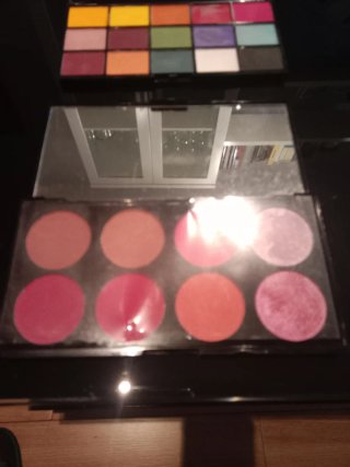 Paleta de sombras y coloretes Revolution