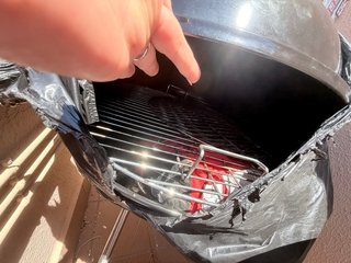 Barbacoa negra con detalles naranjas