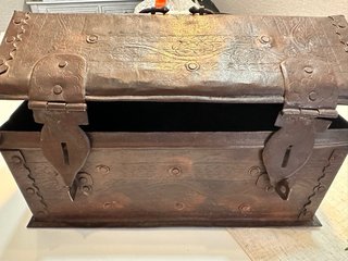 Caja metálica antigua decorada