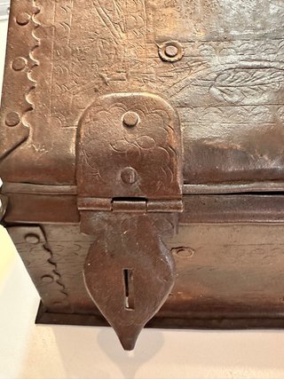 Caja metálica antigua decorada