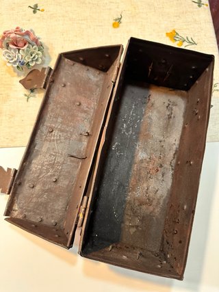 Caja metálica antigua decorada