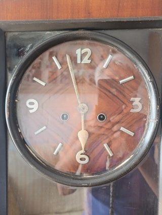 Reloj de cuerda antiguo de madera noble