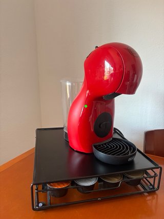 Cafetera Dolce Gusto Roja con porta cápsulas
