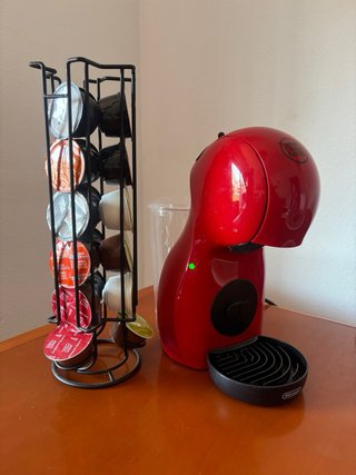 Cafetera Dolce Gusto Roja con porta cápsulas