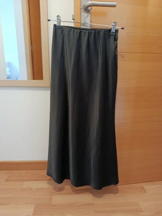 Falda midi satinada negra
