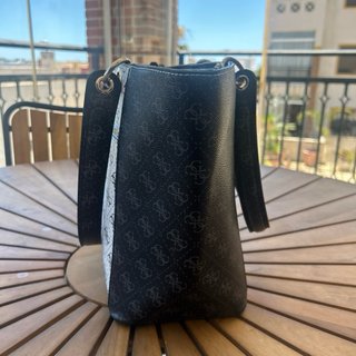 Bolso Tote Guess Noelle Original Negro/Blanco