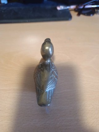 Pato de bronce decorativo