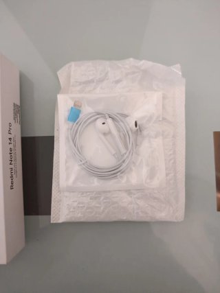 Cajas de móvil Motorola y auriculares iPhone