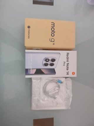 Cajas de móvil Motorola y auriculares iPhone