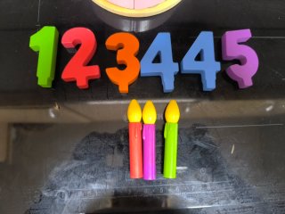 Pastel de cumpleaños de juguete con velas y número