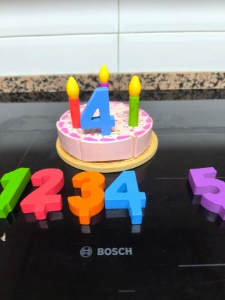 Pastel de cumpleaños de juguete con velas y número