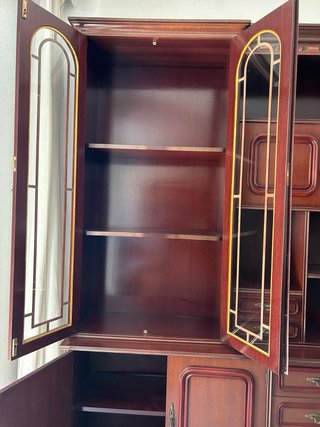 Mueble salón madera clásico vitrina y cajones