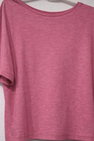Camiseta rosa cuello V