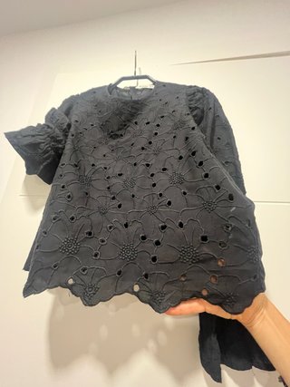 Blusa Stradivarius negra bordada