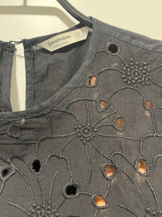 Blusa Stradivarius negra bordada