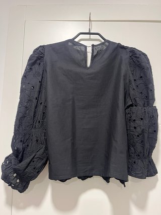 Blusa Stradivarius negra bordada