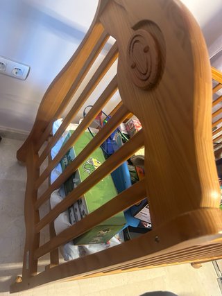 Cuna de madera color nogal se regala colchon