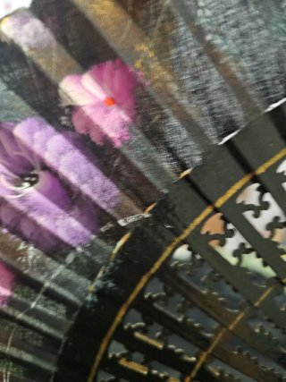Abanico de madera morado con flores