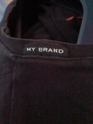 Camiseta MY BRAND Negra con Estampado Rojo