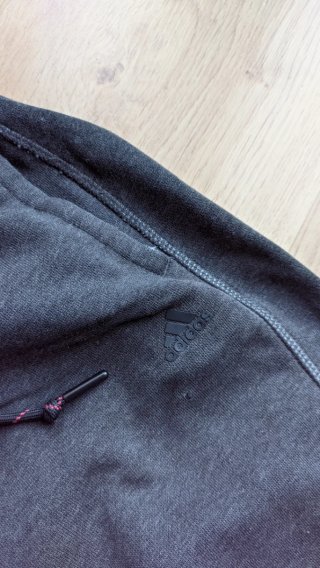 Pantalón jogger gris Adidas Climalite con rayas
