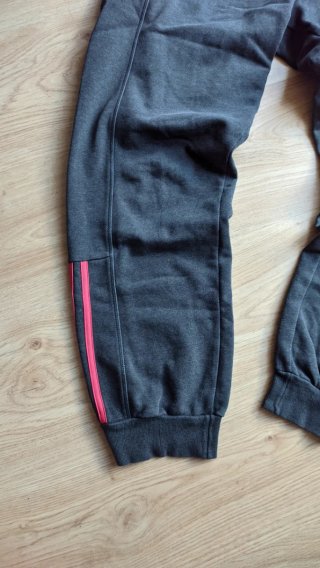 Pantalón jogger gris Adidas Climalite con rayas