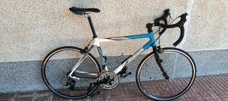 Bicicleta de carretera guapa del Decathlon