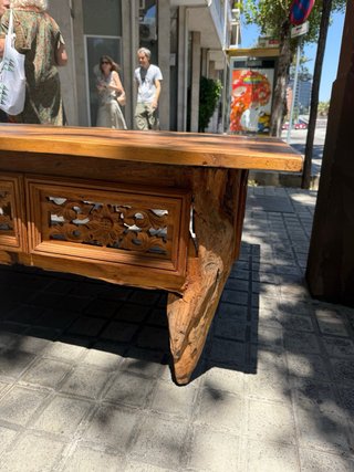 Mesa de roble tallada