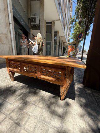 Mesa de roble tallada