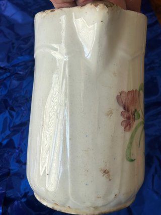 Jarra antigua decorada con flores en porcelana .