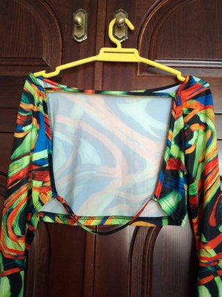 Crop top manga larga estampado