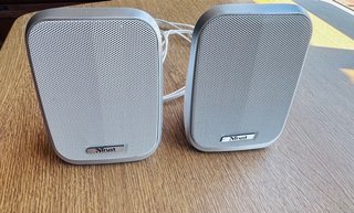Altavoces Trust plateados y blancos