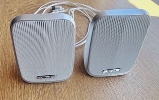 Altavoces Trust plateados y blancos