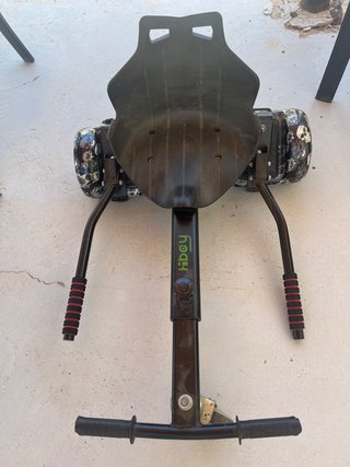 Patinete eléctrico con diseño calaveras