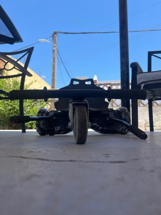 Patinete eléctrico con diseño calaveras