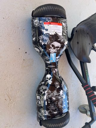 Patinete eléctrico con diseño calaveras