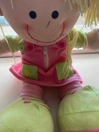 Muñeca de trapo rubia con vestido rosa